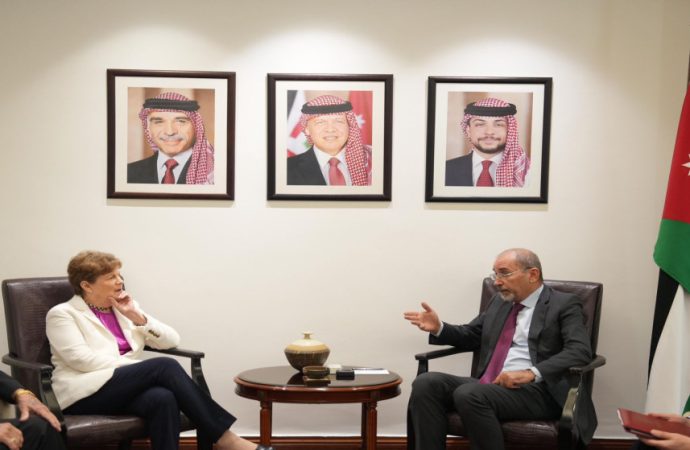 الصفدي يبحث مع السيناتور الأميركي جين شاهين التطورات بالمنطقة