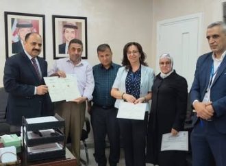 بالصور : التميمي يكرم عدد من موظفي المراكز الصحية التابعة لمديرية صحة العاصمة .