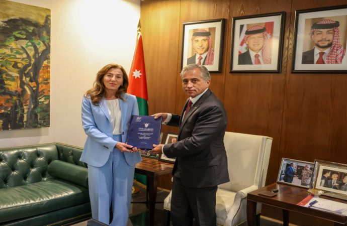 رئيس الوزراء يتسلم التقرير السنوي الحادي والعشرين لحالة حقوق الإنسان