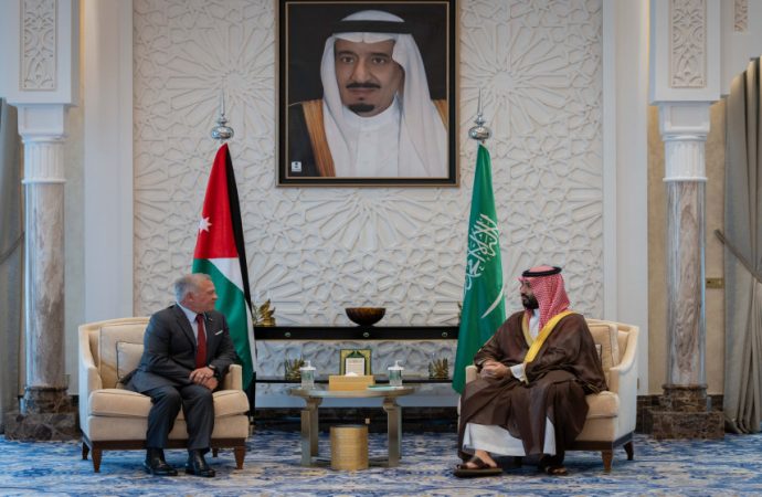 الملك يبحث مع ولي العهد السعودي التطورات في غزة والضفة الغربية