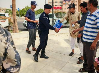 بالصور : الأمن العام يواصل مبادرة “سقيا رحمة” لحماية المواطنين من الموجة الحارة والأجواء المغبرة