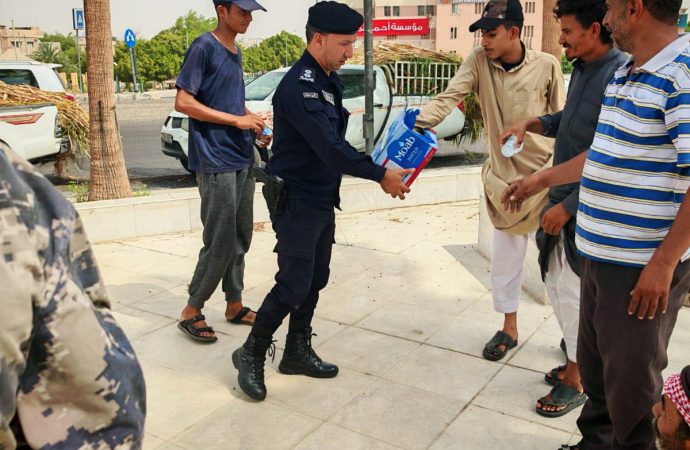 بالصور : الأمن العام يواصل مبادرة “سقيا رحمة” لحماية المواطنين من الموجة الحارة والأجواء المغبرة