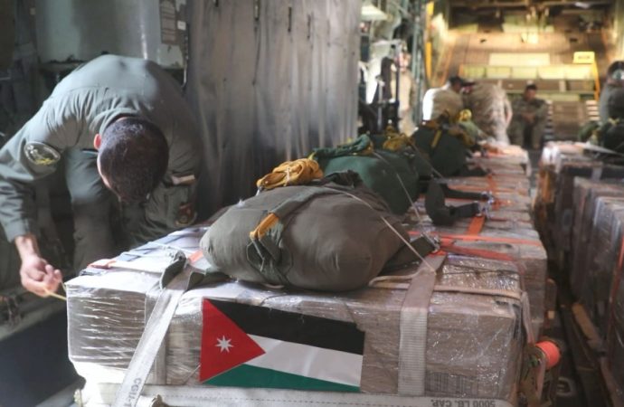 الأردن يواصل إيصال المساعدات إلى غزة عبر إنزالات جوية جديدة