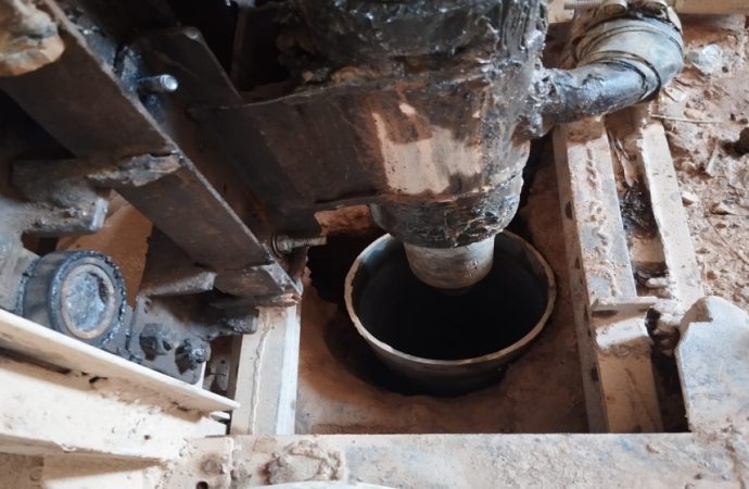 ضبط حفارة بئر مخالفة في الزرقاء