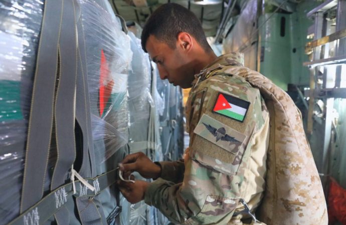 الجيش ينفذ إنزالات جوية جديدة للمساعدات على غزة بمشاركة دولية