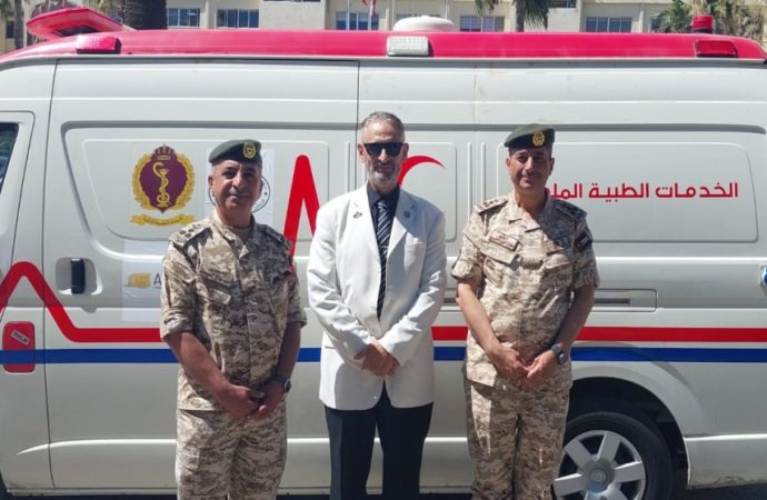 الأردن يتسلم سيارات إسعاف من منظمة باكستانية لصالح غزة