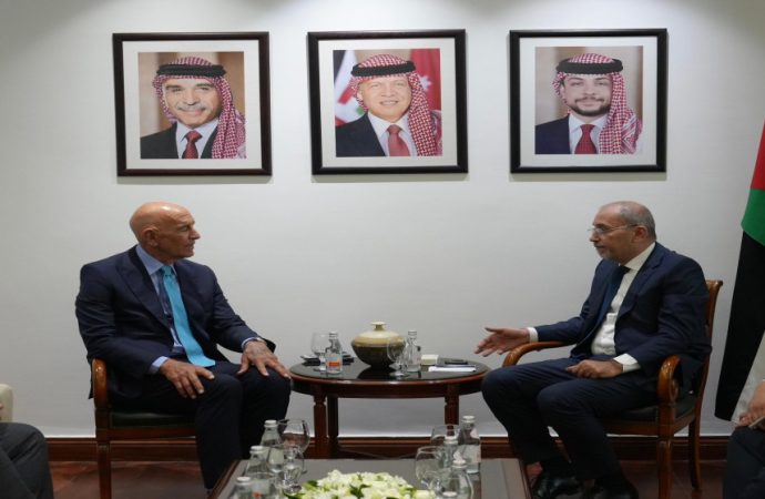 وزير الخارجية يلتقي المبعوث الأميركي لسوريا قبيل اجتماع ثلاثي في عمّان