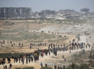 استشهاد 20 فلسطينيا في غزة جراء انقلاب شاحنة مساعدات