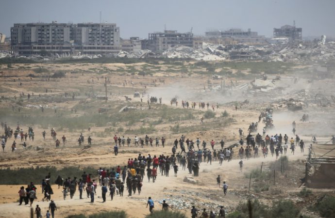 استشهاد 20 فلسطينيا في غزة جراء انقلاب شاحنة مساعدات