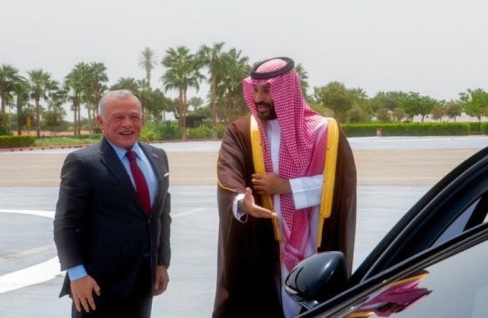 الملك يعود إلى أرض الوطن بعد زيارة إلى السعودية