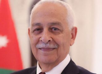 العيسوي ينقل تمنيات الملك وولي العهد بالشفاء للعين ناصر اللوزي