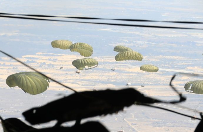بحمولة 60 طنا.. الأردن ينفذ 6 إنزالات جوية جديدة على غزة