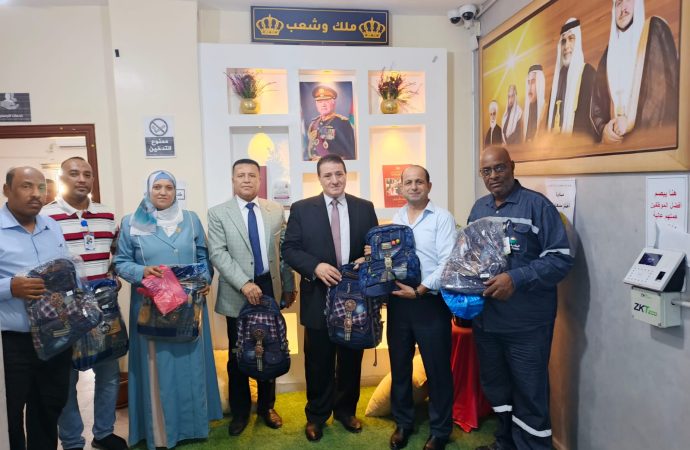 شركة البوتاس العربية تدعم مدارس الأغوار الجنوبية بالحقائب والقرطاسية