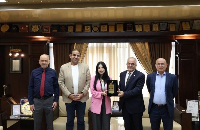 رئيس عمّان الأهلية يستقبل وفداً مصرياً لبحث التعاون الأكاديم