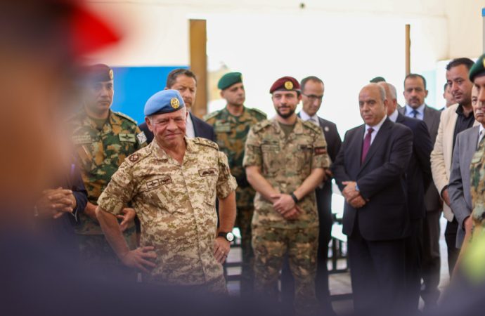 الملك يرافقه ولي العهد يزور مدرسة حسن أبو الهدى للبنين في الزرقاء