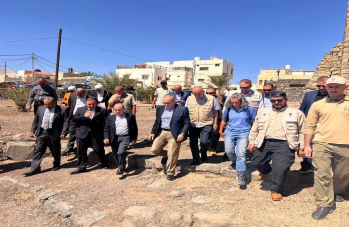 وفد وزاري يطلع على الواقع الخدمي والبيئي في الأزرق