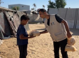 الهيئة الخيرية تواصل توزيع الخبز في شمال وجنوب قطاع غزة