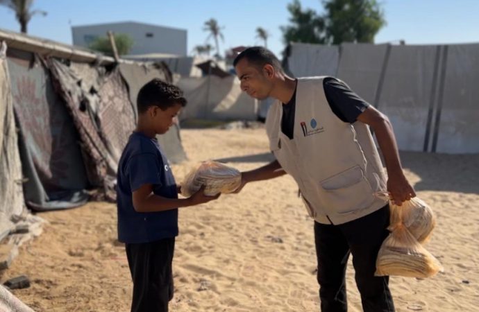 الهيئة الخيرية تواصل توزيع الخبز في شمال وجنوب قطاع غزة