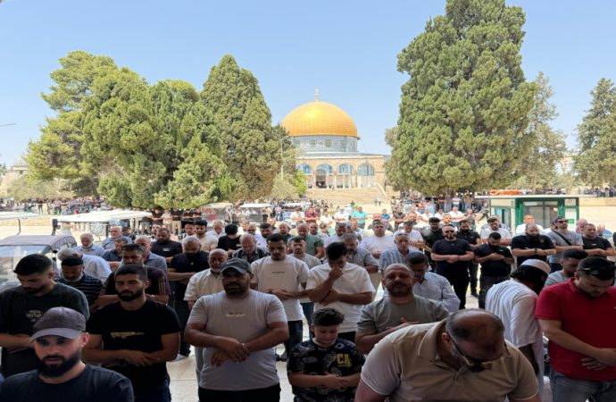 40 ألفا يؤدون صلاة الجمعة في المسجد الأقصى