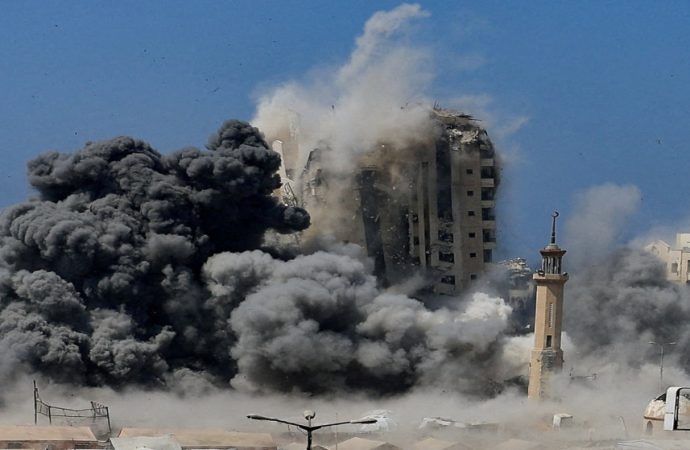 جيش الاحتلال الإسرائيلي يبدأ باستهداف أبراج في مدينة غزة