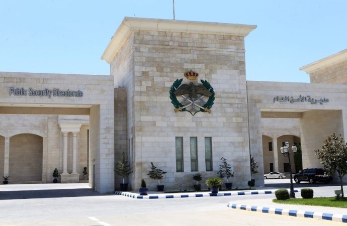 الأمن العام يكشف غموض جريمة قتل راح ضحيتها أحد الأشخاص في مدينة جرش، ويلقي القبض على الفاعل ويضبط سلاح الجريمة