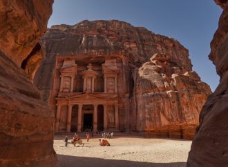 أكثر من 3000 أردني يزورون البترا