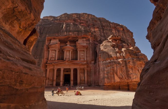 أكثر من 3000 أردني يزورون البترا