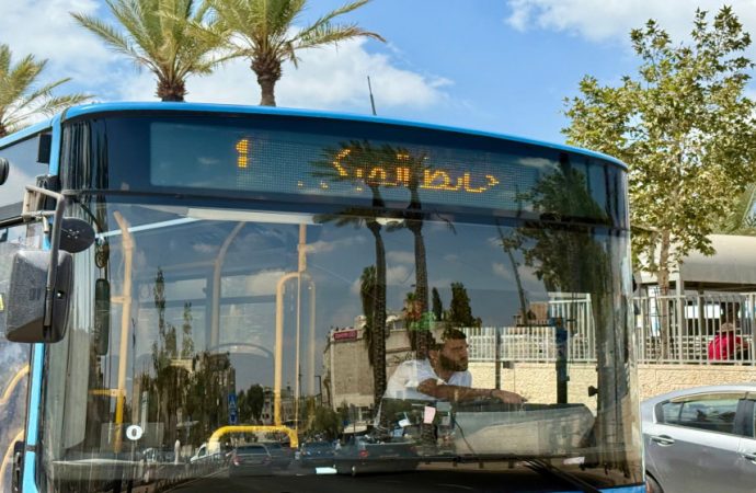 الاحتلال يستبدل تسمية حائط البراق على حافلات القدس.. والمحافظة تحذر من تداعياته