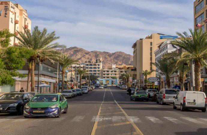 الحكومة تعفي المركبات العمومية في العقبة من رسوم الترخيص بنسبة 50%