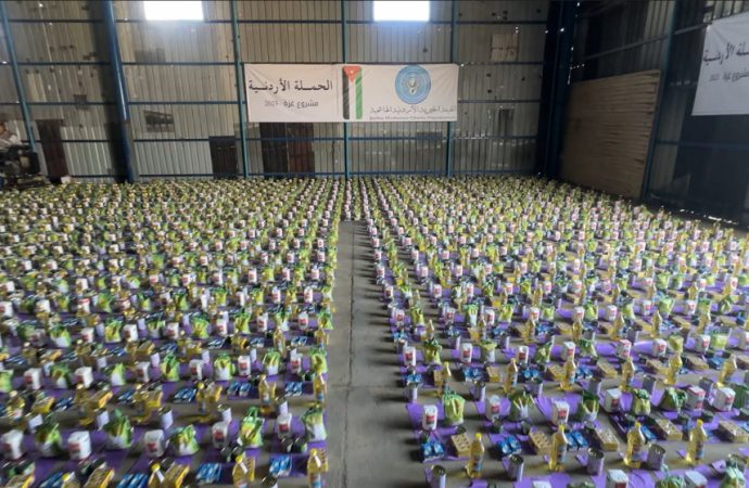 الحملة الأردنية توزع أكثر من 1000 طرد غذائي في قطاع غزة