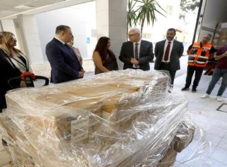 الخيرية الهاشمية تسلم الصحة الفلسطينية شحنة مساعدات طبية هندية