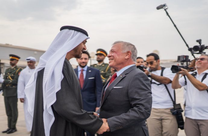 الملك والرئيس الإماراتي يؤكدان رفضهما للتصريحات الإسرائيلية التي تهدد سيادة دول الإقليم