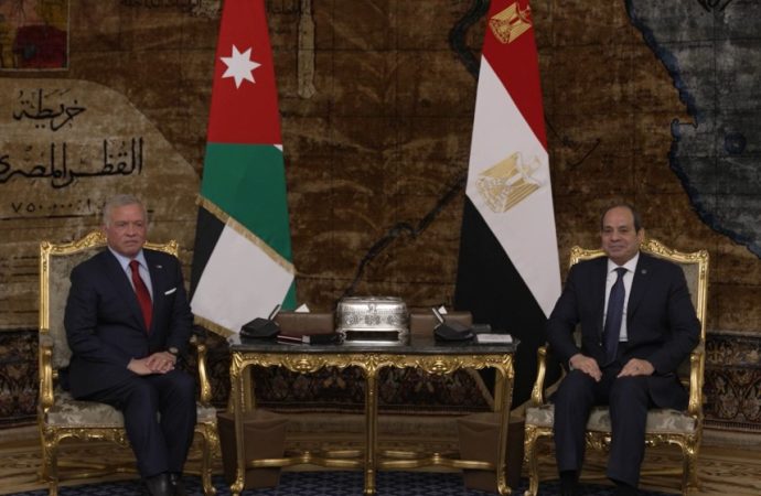 الملك والرئيس المصري يؤكدان خلال اتصال هاتفي ضرورة احترام سيادة الدول العربية