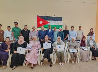 بالصور  الدكتور صخر الهقيش يكرم خريجي دورة التسويق الإلكتروني  من ابناء لواء فقوع .