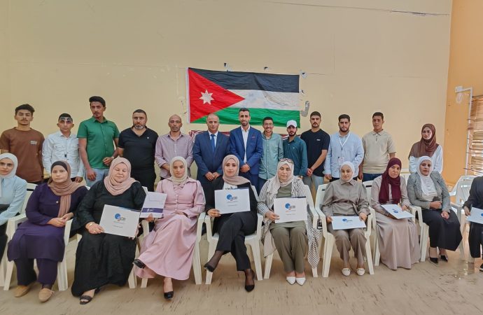 بالصور  الدكتور صخر الهقيش يكرم خريجي دورة التسويق الإلكتروني  من ابناء لواء فقوع .