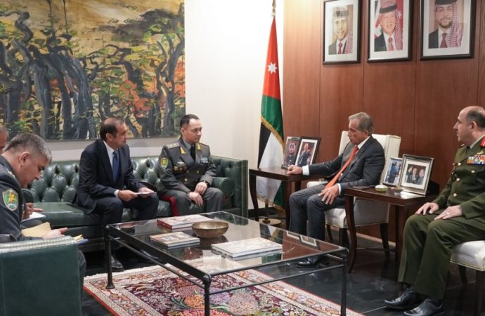 رئيس الوزراء يبحث سبل التعاون في المجالات الدفاعيَّة مع وزير الدِّفاع الأوزبكي
