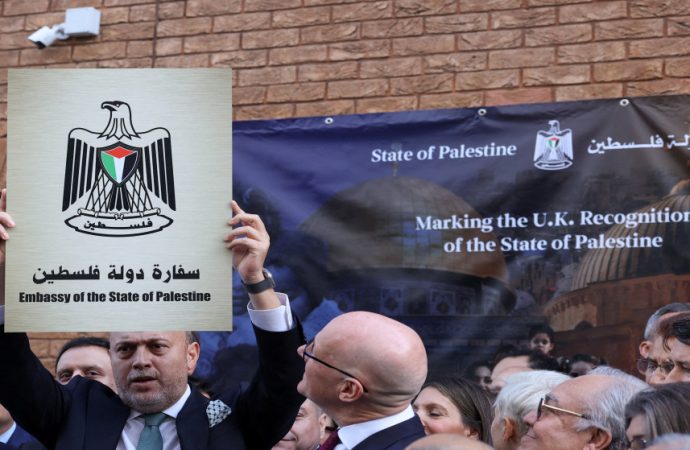 رفع علم فلسطين فوق مبنى سفارتها في لندن