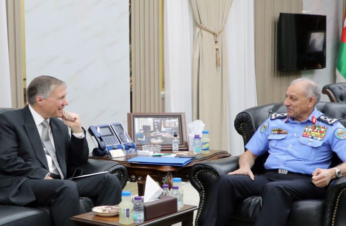 مدير الأمن العام يبحث مع السفير البريطاني تعزيز التعاون المشترك