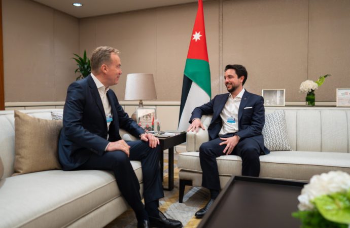 ولي العهد يلتقي رئيس المنتدى الاقتصادي العالمي