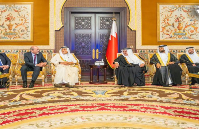 ولي العهد البحريني يستقبل رؤساء الوفود العربية المشاركة بحوار المنامة