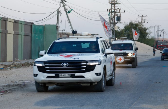 مكتب نتنياهو: إسرائيل تسلمت جثتي محتجزين من الصليب الأحمر في غزة