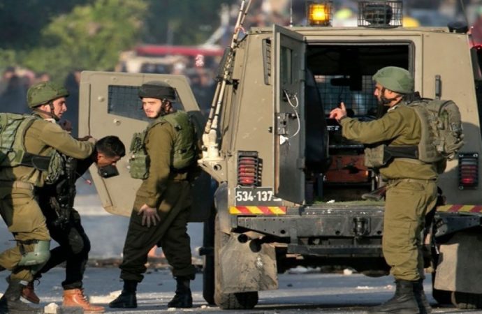 استشهاد فلسطيني في نابلس وتصاعد الاقتحامات والاعتداءات بالضفة