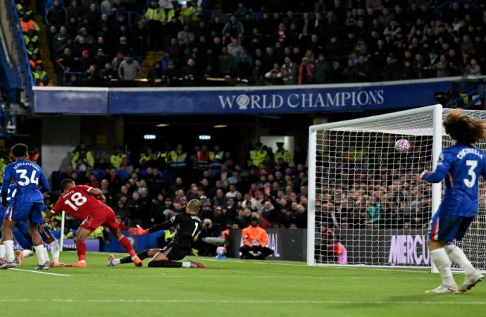 استيفاو يقود تشيلسي لفوز مثير 2-1 على ليفربول
