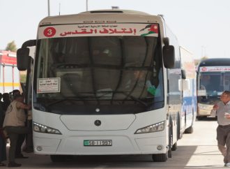 الحكومة: نتواصل مع السعودية للعدول عن قرار وقف دخول الحافلات خلال الحج