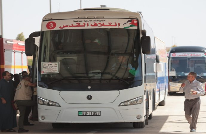 الحكومة: نتواصل مع السعودية للعدول عن قرار وقف دخول الحافلات خلال الحج