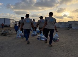 الحملة الأردنية توزع 850 طردًا غذائيًا في أكبر مخيم للنازحين بدير البلح
