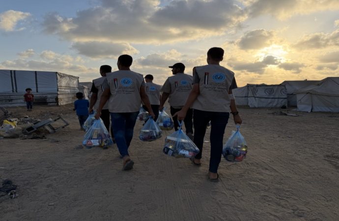 الحملة الأردنية توزع 850 طردًا غذائيًا في أكبر مخيم للنازحين بدير البلح