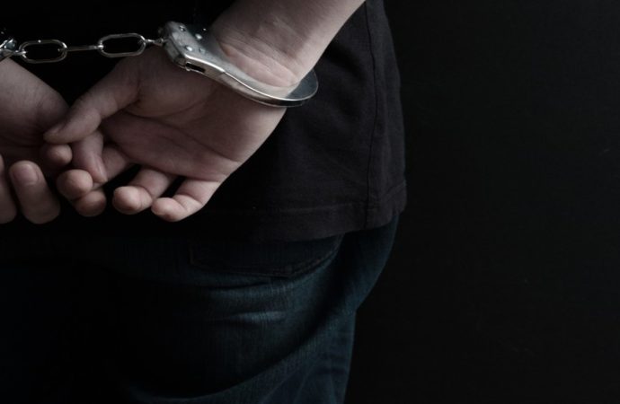 القبض على شخص سرق 5 ملايين درهم إماراتي من زوجته