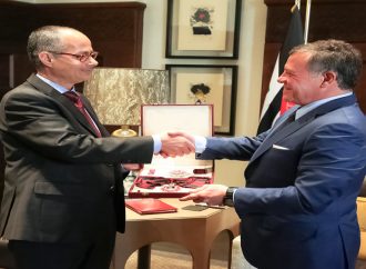 الملك: نفخر ونعتز بالعالم الأردني عمر ياغي ونبارك فوزه بجائزة نوبل للكيمياء