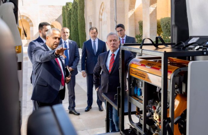 الملك يطلع على عمل وحدات دعم مبتوري الأطراف المتنقلة التابعة لـ”استعادة الأمل”